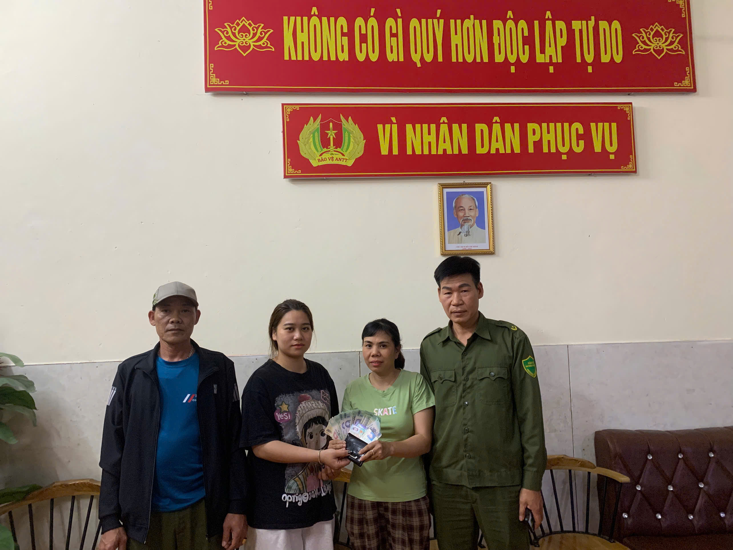 Lực lượng tham gia bảo vệ an ninh, trật tự ở cơ sở Tổ dân phố Ngọ, phường Tứ Minh hỗ trợ nhiều người dân tìm lại tài sản thất lạc